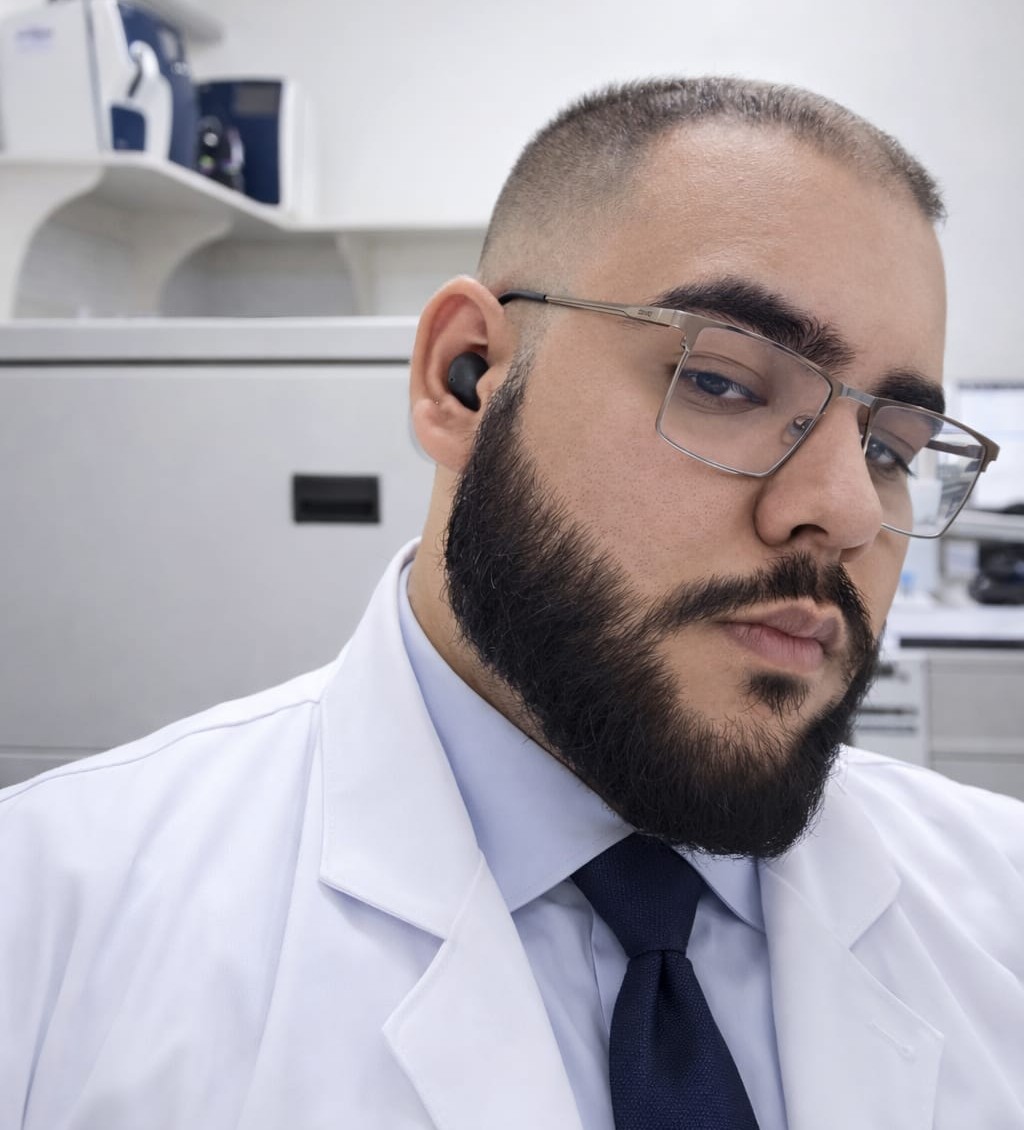 Pablo Daniel Monteiro Soares de jaleco na bancada de microbiologia hospitalar